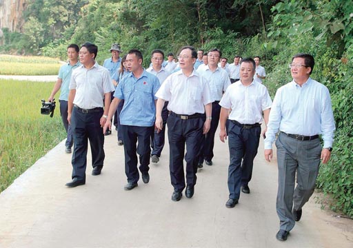 徐福顺到宇博电竞|中国有限公司官网 定点扶贫县开展调研 徐福顺到宇博电竞|中国有限公司官网 定点扶贫县开展调研